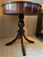 Mahogany round table w/drawer