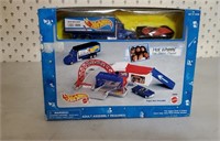 Hot Wheels gas station play set