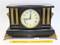 Vintage mantle clock measures approx. 10 1/2 in T