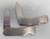 (2) Rostfre single blade pocket knives.