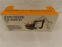 John Deere Excavator, 1/16 scale, slick box, mint