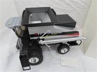 Gleaner S77 1/24 scale, with 7200 bean head, in