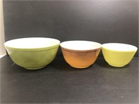 3 nesting Pyrex bowls. Biggest one is 9" across.