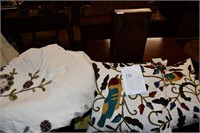 Bedspread w/Shams & 2 Decorative Pillows