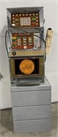 (AN) Caesars Palace Slot Machine on Wooden Stand