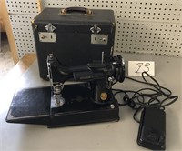 SINGER FEATHER LIGHT SEWING MACHINE