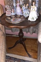Tea table with a piecrust edge top, three leg