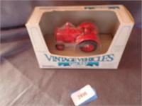 1/43 SCALE CASE 500 TRACTOR DIE CAST