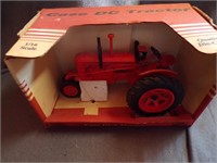 1/16 SCALE CASE DC TRACTOR IN BOX