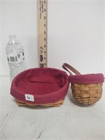 2 small baskets with liners