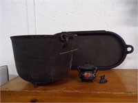 Cast iron griddle, gypsy pot and sm cast pcs