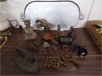 Tray of cast iron & brass items incl. griddle