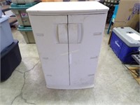Rubbermaid storage container with doors