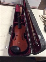 Vintage violin in case will need repaired