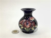 MOORCROFT, vase soliflore en porcelaine