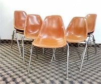 7 chaises en fibre de verre (goût de Eames)