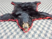 Peau d'ours noir sur tissu