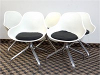 5 chaises vintage dans le goût d'Eero Saarinen