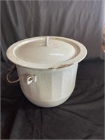 Enamel ware chamber pot