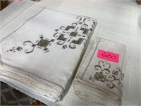 HAND STITCHED TABLE CLOTH W/ 8 MATCHING NAPKINS