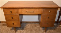 Vtg Bassett Furniture Co. 6 drawer office desk