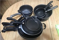 kitchenware lot: assorted cookware
