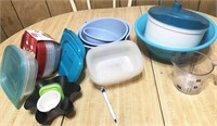 kitchenware lot: assorted plasticware