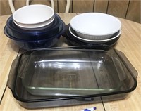kitchenware lot: assorted Pyrex