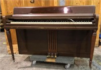 Spinet upright piano