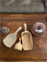 Wooden scoop/press