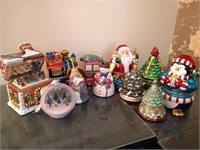 lot of 11 Christmas music boxes