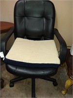 Black office chair with pad