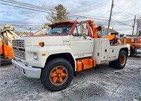 1988 Ford F-700 Tow Truck