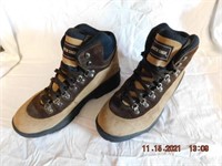Boots size 10.5  by Earth Shoe