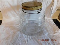 Vintage jar, bale is missing handle