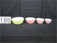 4 Pyrex mixing bowls