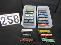 18 HO scale train cars