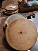 4 cast iron lodge skillets  with wood trivets