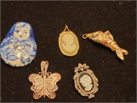 5 costume jewelry pins: Russian blue & white