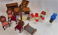 LOT OF WOODEN AND PLASTIC DOLLHOUSE FURNITURE