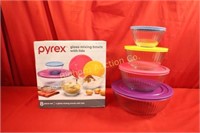 New Pyrex Glass Mixing Bowl Set w/ Lids