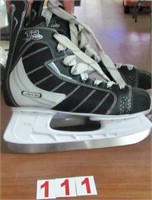TR700 size 5 Ice Skates - new