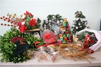 Christmas Lot Including Wreaths & More