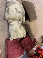 Box lot: Throw pillows