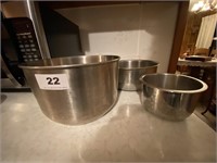 3 metal mixing bowls