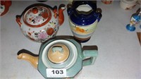 2 teapots and vase