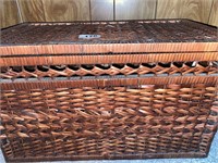 whicker basket with lid