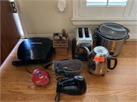 LARGE LOT OF KITCHEN APPLIANCES COFFEE MAKER MORE