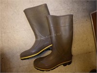 Size 13 & 11 rubber boots - 2 pair
