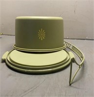 Tupperware cake keeper